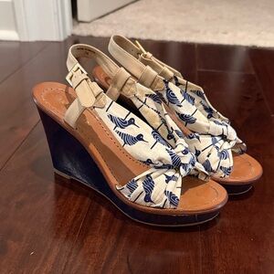 Beige & Navy Printed Knot Wedge Sandals - Women